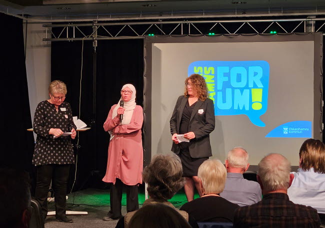 Ulla Montan, Fathima Othman och Elis Gülenay från föreningen OliviA på scenen
