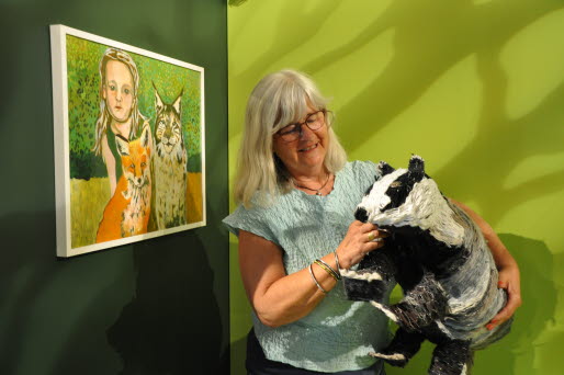 Konstnären Monica Alskans med en skulptur föreställande en grävling 