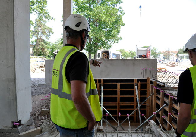 Projektledren visar bygget av  ismaskinsrummet.