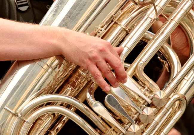 Närbild på instrumentet tuba.