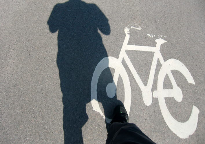 En sliten cykelvägmarkering på marken.