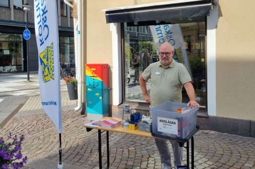 Kommunens säkerhetssamordnare Fredrik står vid ett bord med en krislåda