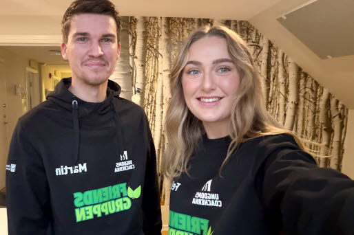 Ungdomscoaherna med tröjor som det strå Friendsgruppen på.