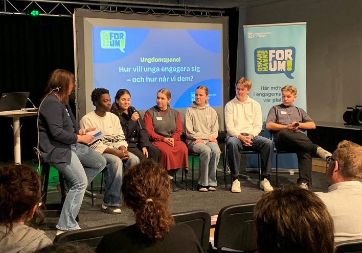 Kommunikatör Maria Roth på scen tillsammans med sex ungdomar i en panel